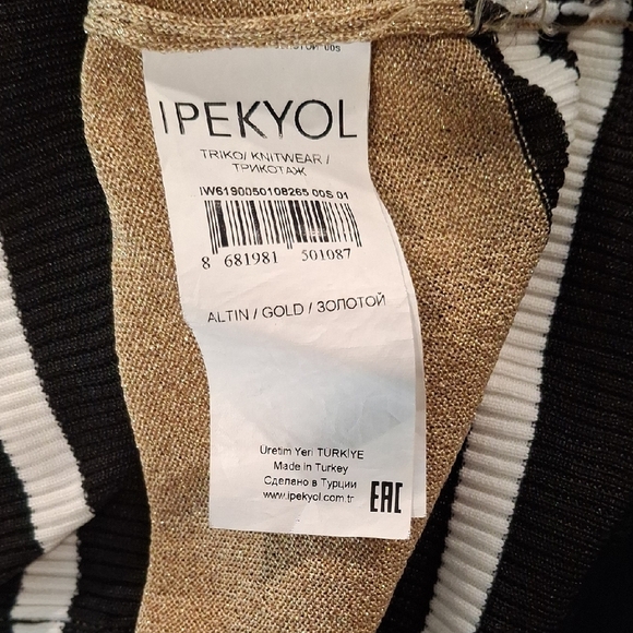 IPEKYOL Wome's Gold V-Neck Top. - Picture 7 of 7